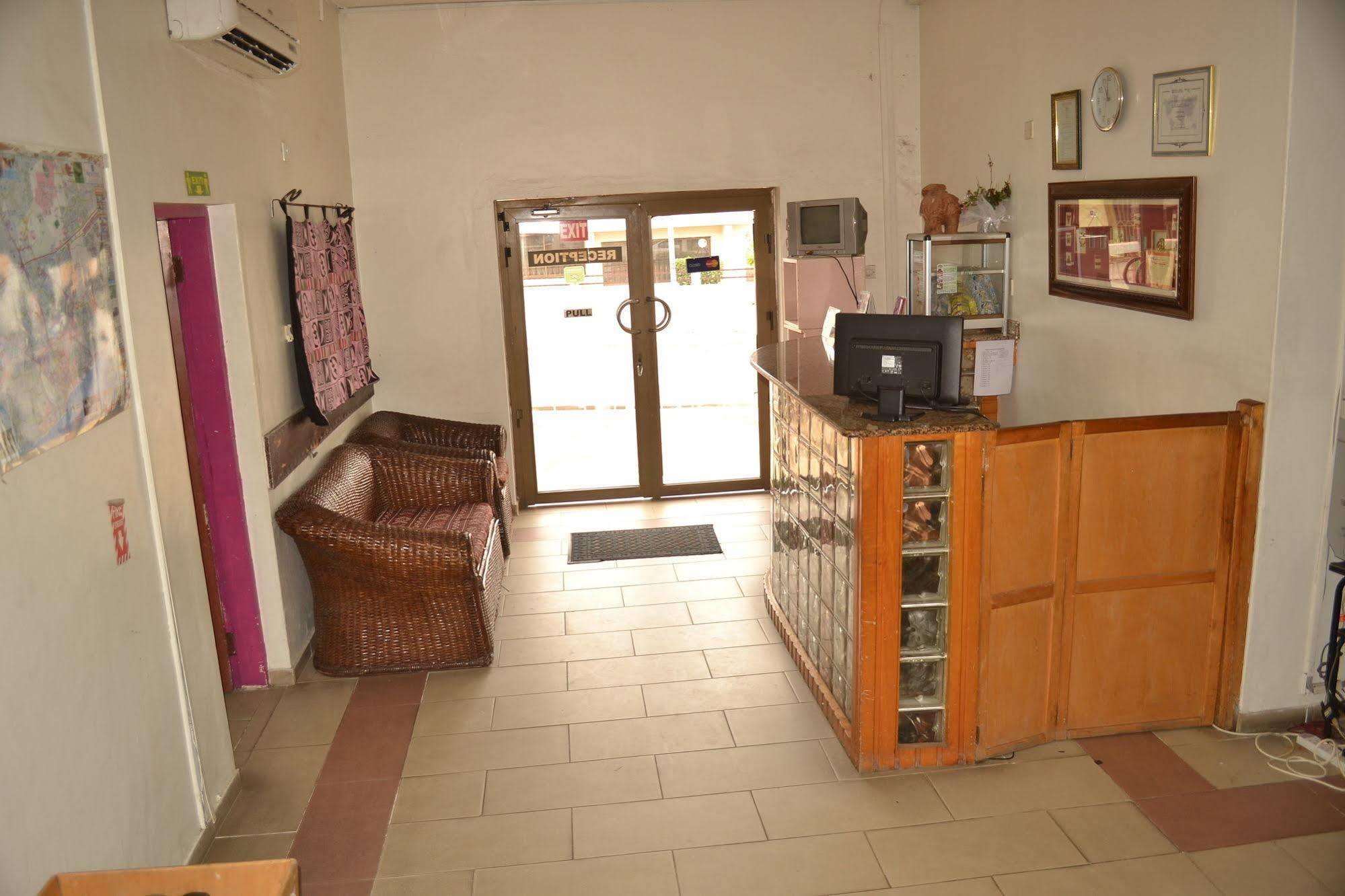 Pink Hostel Acra Exterior foto